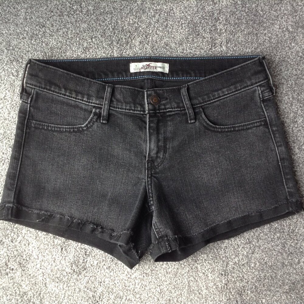⭐HOLLISTER RAW EDGE DENIM SHORTS in Black, size 7⭐